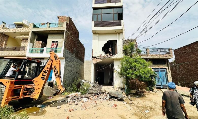 ਨਸ਼ਿਆਂ ਵਿਰੁੱਧ ਸਰਕਾਰ ਨੇ ਕੀਤੀ ਵੱਡੀ ਕਾਰਵਾਈ, ਲੁਧਿਆਣਾ ’ਚ ਮਹਿਲਾ ਸਮੇਤ ਦੋ ਤਸਕਰਾਂ ਦੇ ਘਰਾਂ ’ਤੇ ਚੱਲਿਆ ਬੁਲਡੋਜ਼ਰ