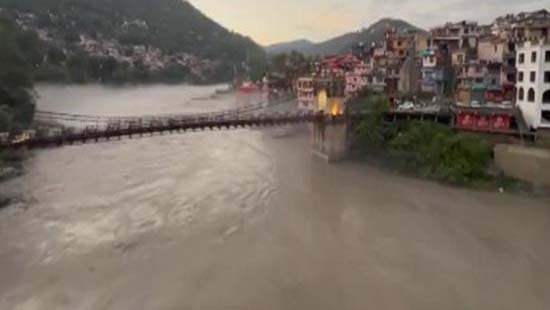 हिमाचल: मंडी में भारी बारिश के बीच ब्यास नदी का जलस्तर बढ़ा