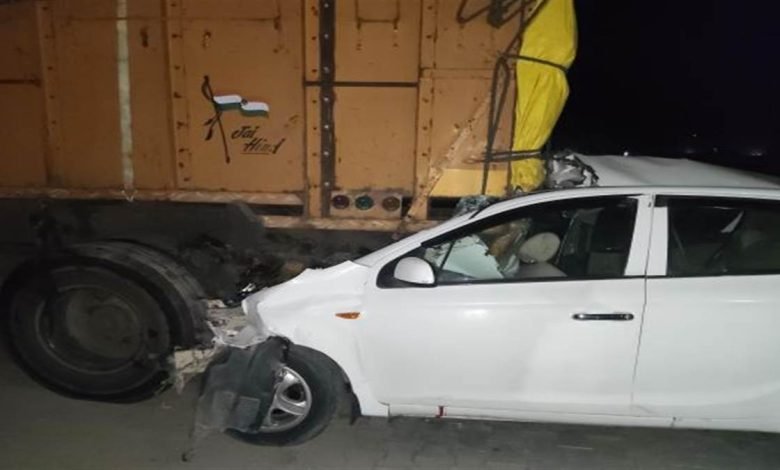 ਨਵੀਂ ਸਕੂਟਰੀ ਦੀ ਪਾਰਟੀ ਕਰਨ ਗਏ ਮਾਮੀ-ਭਾਣਜੇ ਸਣੇ ਤਿੰਨ ਲੋਕਾਂ ਦੀ ਮੌਤ, ਸੜਕ ’ਤੇ ਖੜ੍ਹੇ ਟਰੱਕ ਨਾਲ ਟਕਰਾਈ ਕਾਰ