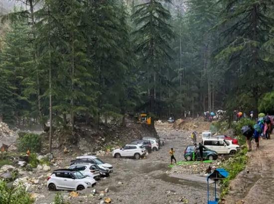 बाढ़ बरसा रही कहरः हिमाचल में 24 घंटे में 5 जगह बादल फटा; 2 हजार टूरिस्ट फंसे