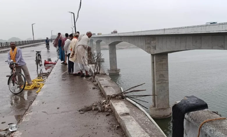 ਵੱਡਾ ਹਾਦਸਾ : ਗੰਗਾ ਪੁਲ ਦੀ ਰੇਲਿੰਗ ਤੋੜ ਕੇ ਨਦੀ 'ਚ ਡਿੱਗੀ ਸਕਾਰਪੀਓ, ਦੋ ਦੀ ਮੌਤ; ਬਾਕੀਆਂ ਦੀ ਭਾਲ ਜਾਰੀ