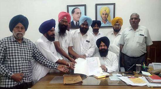 ਅੰਬੇਡਕਰ ਭਵਨ ਨਾਲ ਲੱਗਦੀ ਜ਼ਮੀਨ ਫੌਜ ਨੂੰ ਤਬਦੀਲ ਕਰਨ ਦਾ ਵਿਰੋਧ ਅੰਬੇਡਕਰ ਭਵਨ ਨਾਲ ਲੱਗਦੀ ਜ਼ਮੀਨ ਫੌਜ ਨੂੰ ਤਬਦੀਲ ਕਰਨ ਦਾ ਵਿਰੋਧ