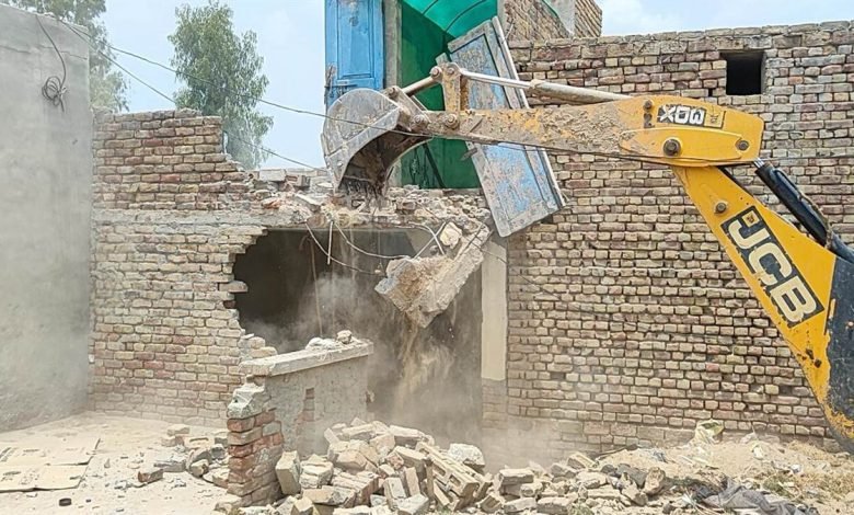 ਮਲੋਟ 'ਚ ਨਸ਼ਾ ਤਸਕਰਾਂ ਵੱਲੋਂ ਗੈਰ-ਕਾਨੂੰਨੀ ਤਰੀਕੇ ਨਾਲ ਬਣਾਈਆਂ ਇਮਾਰਤਾਂ 'ਤੇ ਚੱਲਿਆ ਬੁਲਡੋਜ਼ਰ, ਤਿੰਨ ਅਣਅਧਿਕਾਰਤ ਇਮਾਰਤਾਂ ਢੇਰ ਮਲੋਟ 'ਚ ਨਸ਼ਾ ਤਸਕਰਾਂ ਵੱਲੋਂ ਗੈਰ-ਕਾਨੂੰਨੀ ਤਰੀਕੇ ਨਾਲ ਬਣਾਈਆਂ ਇਮਾਰਤਾਂ 'ਤੇ ਚੱਲਿਆ ਬੁਲਡੋਜ਼ਰ, ਤਿੰਨ ਅਣਅਧਿਕਾਰਤ ਇਮਾਰਤਾਂ ਢੇਰ