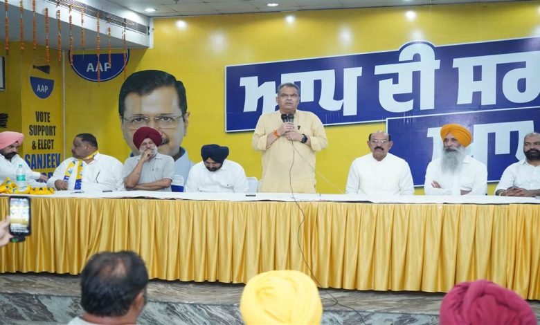 ਐੱਮ.ਪੀ ਅਰੋੜਾ ਨੇ ਪੀਏਯੂ ’ਚ ਪੈਨਸ਼ਨਰਾਂ ਨਾਲ ਕੀਤੀ ਮੁਲਾਕਾਤ ਐੱਮ.ਪੀ ਅਰੋੜਾ ਨੇ ਪੀਏਯੂ ’ਚ ਪੈਨਸ਼ਨਰਾਂ ਨਾਲ ਕੀਤੀ ਮੁਲਾਕਾਤ