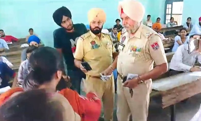 ਮੋਗਾ 'ਚ ਪ੍ਰੀਖਿਆ ਦੌਰਾਨ ਨਕਲ ਕਰਵਾਉਣ ਵਾਲੇ ਗੈਂਗ ਦਾ ਪਰਦਾਫਾਸ਼, ਕਾਲਜ ਪ੍ਰਿੰਸੀਪਲ ਤੇ ਸਟਾਫ ਦੀ ਮਿਲੀਭੁਗਤ ਆਈ ਸਾਹਮਣੇ