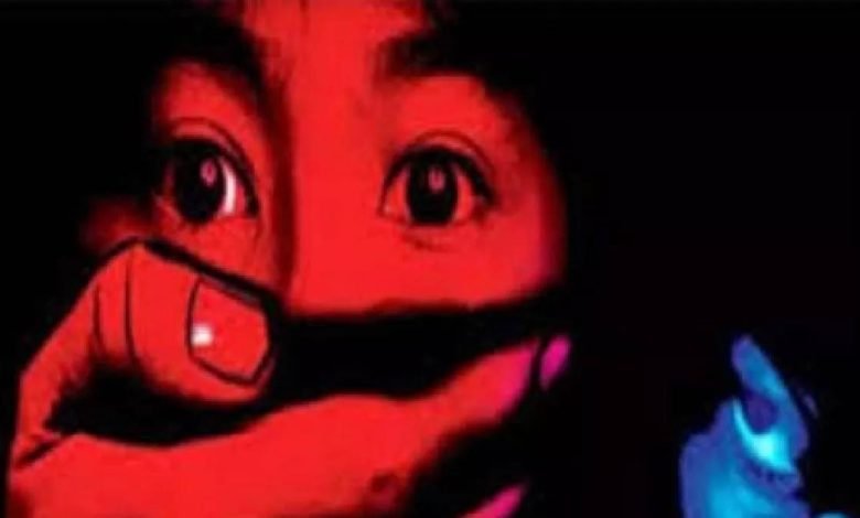 ਨਸ਼ੇ 'ਚ ਟਲੀ ਗੁਆਂਢੀ ਨੇ ਬੱਚੀ ਨਾਲ ਕੀਤੀ ਅਸ਼ਲੀਲ ਹਰਕਤ, ਰੌਲਾ ਪਾਉਣ 'ਤੇ ਮੌਕੇ 'ਤੇ ਪਹੁੰਚੇ ਮਾਪੇ; ਵੇਖੋ ਫੇਰ ਕਿ ਹੋਇਆ