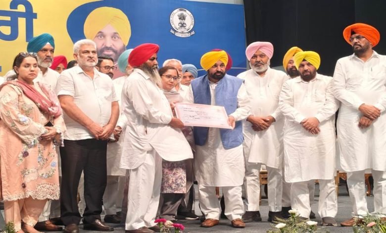 CM ਭਗਵੰਤ ਮਾਨ ਨੇ ਅੰਮ੍ਰਿਤਸਰ 'ਚ ਲਾਭਪਾਤਰੀਆਂ ਨੂੰ ਕਰਜ਼ਾ ਮਾਫ਼ੀ ਸਰਟੀਫਿਕੇਟ ਵੰਡੇ