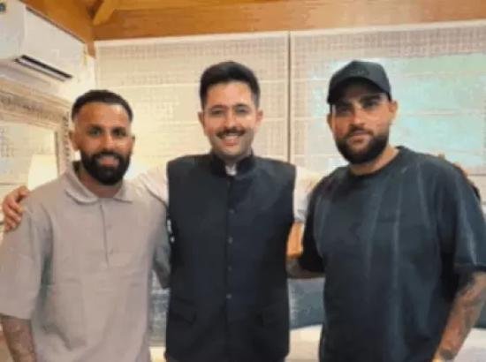 पंजाबी गायक करण औजला से मिले AAP नेता राघव चड्ढा