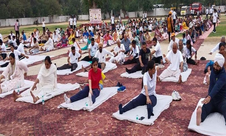 ਕੰਟੋਨਮੈਂਟ ਸਟੇਡੀਅਮ ਵਿਖੇ ਮਨਾਇਆ ਗਿਆ 11ਵਾਂ ਕੌਮਾਂਤਰੀ ਜ਼ਿਲ੍ਹਾ ਪੱਧਰੀ ਯੋਗ ਦਿਵਸ