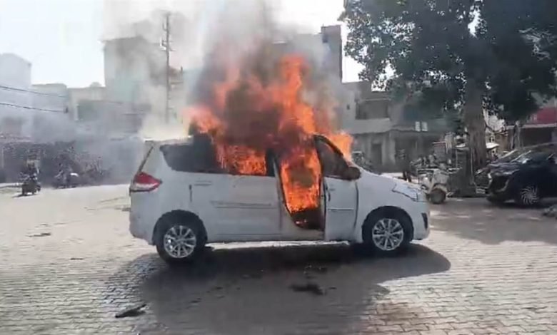 ਅਚਾਨਕ ਖੜ੍ਹੀ ਕਾਰ 'ਚ ਲੱਗੀ ਅੱਗ, ਡਰਾਈਵਰ ਝੁਲਸਿਆ ;ਲੋਕਾਂ ਦੀ ਸੂਝ-ਬੂਝ ਕਾਰਨ ਟਲਿਆ ਵੱਡਾ ਹਾਦਸਾ