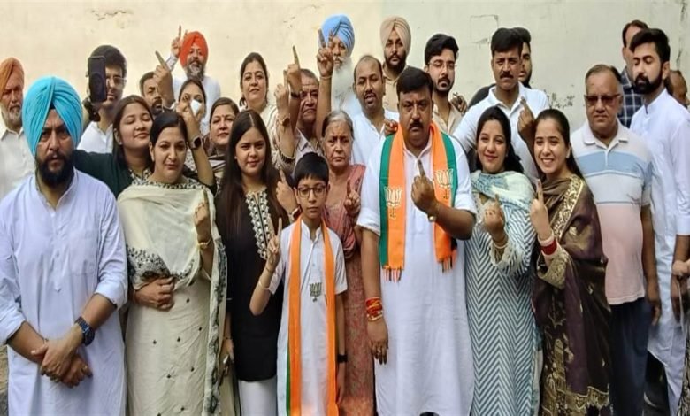 ਪੋਲਿੰਗ ਸਟੇਸ਼ਨਾਂ 'ਤੇ ਲੱਗੀ ਭੀੜ, ਸ਼ਾਮ 6 ਵਜੇ ਤੱਕ ਪੈਣਗੀਆਂ ਵੋਟਾਂ, 23 ਜੂਨ ਨੂੰ ਹੋਵੇਗਾ ਕਿਸਮਤ ਦਾ ਫ਼ੈਸਲਾ