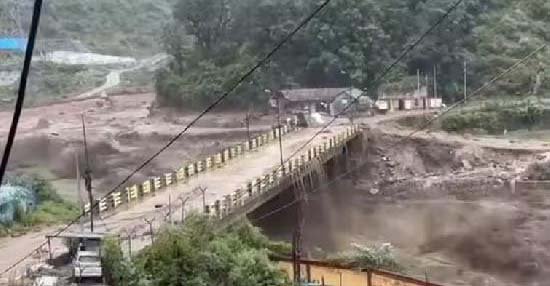 अचानक फटा बादल - कुछ ही मिनटों में तबाही का ऐसा मंजर कि लोग चीखते हुए घरों में दुबक गए