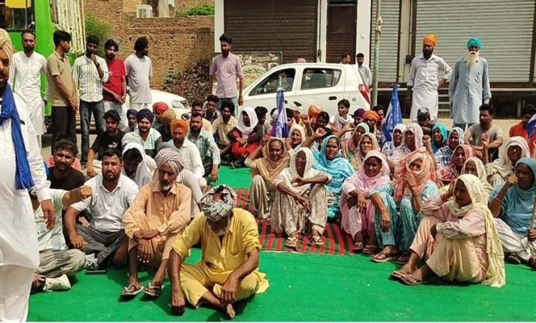 ਲਾਪਤਾ ਲੜਕੀ ਦੀ ਭਾਲ ’ਚ ਪ੍ਰਸ਼ਾਸਨ ਦੀ ਢਿੱਲੀ ਕਾਰਗੁਜਾਰੀ ਕਾਰਨ ਪਿੰਡ ਵਾਸੀਆਂ ਨੇ ਥਾਣੇ ਦੇ ਬਾਹਰ ਦਿੱਤਾ ਧਰਨਾ