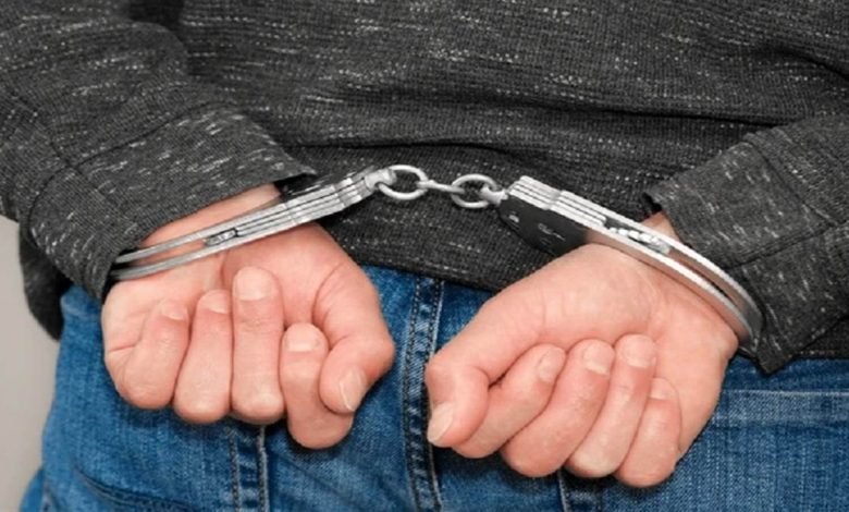 ਨਸ਼ਾ ਤਸਕਰਾਂ 'ਤੇ ਪੁਲਿਸ ਦਾ ਸ਼ਿਕੰਜਾ ਤੇਜ਼, ਨਸ਼ੀਲਾ ਪਦਾਰਥ ਪੀਂਦਾ ਵਿਅਕਤੀ ਕੀਤਾ ਕਾਬੂ