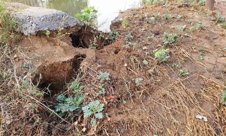 ਪਿੰਡ ਕੰਗ ਅਰਾਈਆ ਦੀ ਨਹਿਰ 'ਚ ਪਾਣੀ ਓਵਰਫਲੋਅ ਹੋਣ ਕਾਰਨ ਪਿੰਡ ਦੇ ਖੇਤਾਂ 'ਚ ਵੜਿਆ