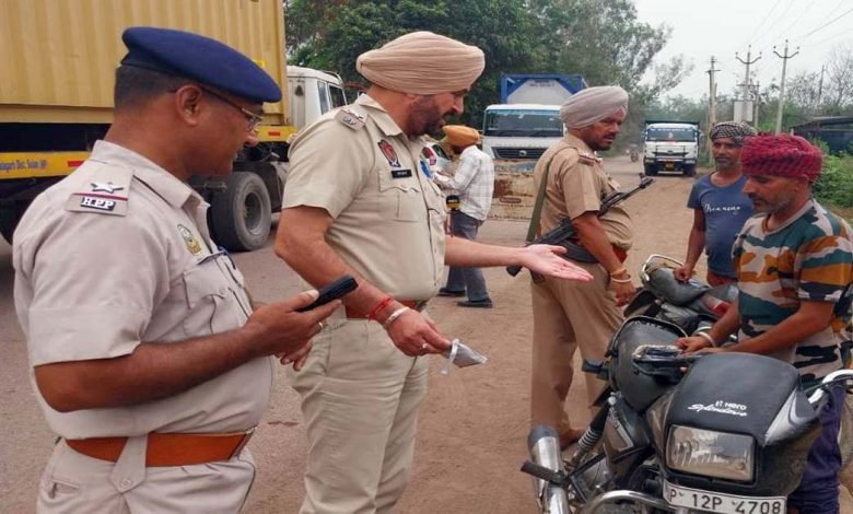 ਪੁਲਿਸ ਨੇ ਇੰਟਰ ਸਟੇਟ ਨਾਕੇ ’ਤੇ ਕੀਤੀ ਚੈਕਿੰਗ