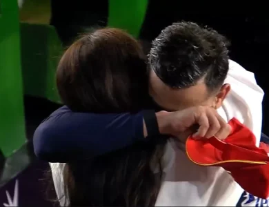 ਅਨੁਸ਼ਕਾ ਦੇ ਗਲ਼ ਲੱਗ ਕੇ ਰੋਏ ਵਿਰਾਟ ਕੋਹਲੀ , ਪਤਨੀ ਨੇ ਦਿੱਤੀ ਜਾਦੂਈ ਜੱਫੀ