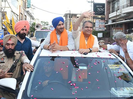 ਕ੍ਰਿਕਟਰ ਤੋਂ MP ਬਣੇ ਹਰਭਜਨ ਸਿੰਘ ਨੇ ਐਮਪੀ ਅਰੋੜਾ ਲਈ ਚੋਣ ਪ੍ਰਚਾਰ ਕੀਤਾ