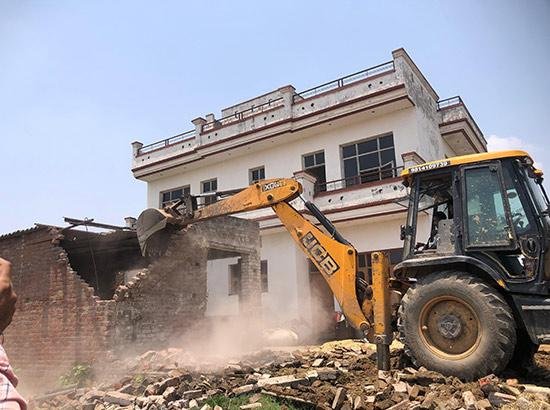 ਨਸ਼ਾ ਤਸਕਰ ਦੀ ਪੰਚਾਇਤੀ ਜ਼ਮੀਨ 'ਤੇ ਗੈਰ-ਕਾਨੂੰਨੀ ਉਸਾਰੀ ਢਾਹੀ 