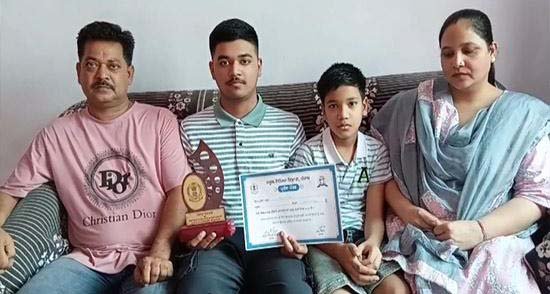 ਸੋਸ਼ਲ ਮੀਡੀਆ ਰਾਹੀਂ ਪੜ੍ਹਾਈ ਕਰਕੇ ਜੇ ਈ ਈ ਵਿੱਚ ਮੈਰਿਟ ਲੈ ਆਇਆ ਚੌਕੀਦਾਰ ਦਾ ਪੁੱਤ