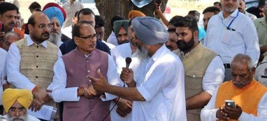 ਖੇਤੀ ਮੰਤਰੀ ਸ਼ਿਵਰਾਜ ਚੌਹਾਨ ਪੰਜਾਬ ਦੇ ਖੇਤਾਂ 'ਚ, ਕਿਸਾਨਾਂ ਨਾਲ ਹੋਏ ਰੂਬਰੂ ਖੇਤੀ ਮੰਤਰੀ ਸ਼ਿਵਰਾਜ ਚੌਹਾਨ ਪੰਜਾਬ ਦੇ ਖੇਤਾਂ 'ਚ, ਕਿਸਾਨਾਂ ਨਾਲ ਹੋਏ ਰੂਬਰੂ