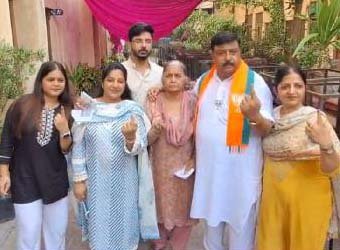 BJP ਉਮੀਦਵਾਰ JIWAN GUPTA ਨੇ ਪਰਿਵਾਰ ਨਾਲ ਪਾਈ ਵੋਟ