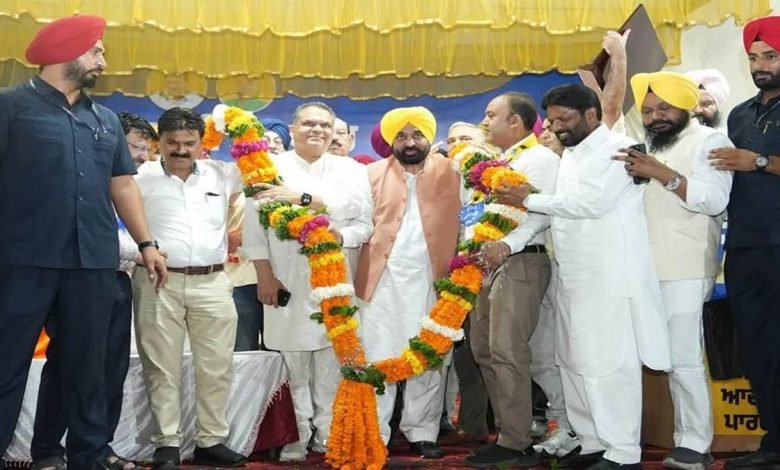 CM Mann ਨੇ ਭਾਰਤ ਭੂਸ਼ਣ ਆਸ਼ੂ ’ਤੇ ਕੱਸਿਆ ਤਨਜ਼, ਕਿਹਾ-ਵਿਰੋਧੀ ਪਾਰਟੀਆਂ ਵੋਟ ਬਦਲੇ ਪੈਸੇ ਦੇਣ ਤਾਂ ਮਨ੍ਹਾ ਨਾ ਕਰਨਾ, ਵੋਟ 'ਆਪ' ਨੂੰ ਹੀ ਪਾਉਣਾ