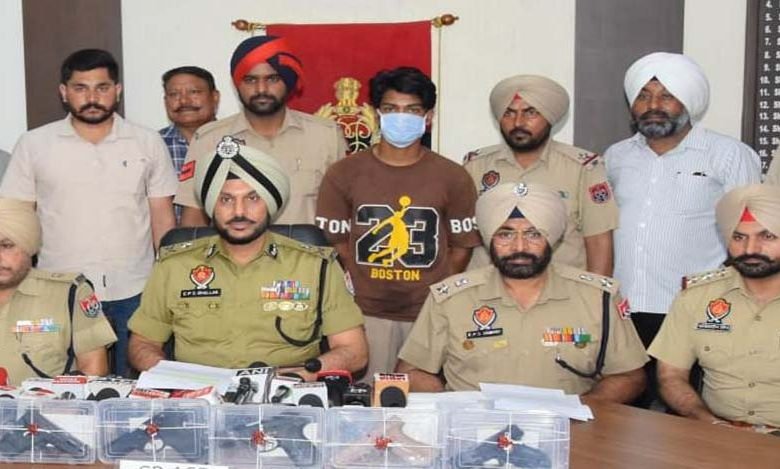 ਬੱਬਰ ਖ਼ਾਲਸਾ ਦਾ ਅੱਤਵਾਦੀ ਛੇ ਵਿਦੇਸ਼ੀ ਪਿਸਤੌਲਾਂ ਸਮੇਤ ਗ੍ਰਿਫ਼ਤਾਰ, ਦੇਸ਼ 'ਚ ਮਾਹੌਲ ਖ਼ਰਾਬ ਕਰਨ ਦੀ ਰਚ ਰਿਹਾ ਸੀ ਸਾਜ਼ਿਸ਼ ਬੱਬਰ ਖ਼ਾਲਸਾ ਦਾ ਅੱਤਵਾਦੀ ਛੇ ਵਿਦੇਸ਼ੀ ਪਿਸਤੌਲਾਂ ਸਮੇਤ ਗ੍ਰਿਫ਼ਤਾਰ, ਦੇਸ਼ 'ਚ ਮਾਹੌਲ ਖ਼ਰਾਬ ਕਰਨ ਦੀ ਰਚ ਰਿਹਾ ਸੀ ਸਾਜ਼ਿਸ਼