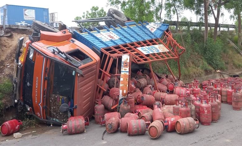 ਟਲ਼ ਗਿਆ ਵੱਡਾ ਹਾਦਸਾ ! ਟਿੱਪਰ ਦੇ ਟੱਕਰ ਮਾਰਨ ਤੋਂ ਬਾਅਦ ਫਲਾਈਓਵਰ ਤੋਂ ਡਿੱਗੀ 342 ਗੈਸ ਸਿਲੰਡਰਾਂ ਨਾਲ ਭਰੀ ਗੱਡੀ