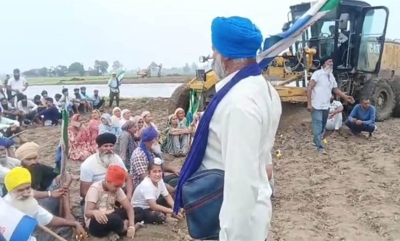 ਕਿਸਾਨਾਂ ਨੇ ਪ੍ਰਸ਼ਾਸਨ 'ਤੇ ਜਬਰੀ ਫ਼ਸਲ ਵਾਹਣ ਦੇ ਲਾਏ ਦੋਸ਼, ਖੇਤਾਂ 'ਚ ਲਗਾਇਆ ਗਿਆ ਧਰਨਾਂ