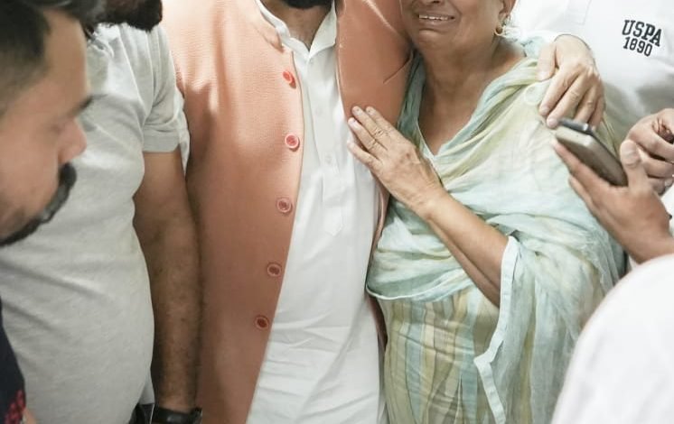 CM Offers Healing Touch to Bereaved Families in Samana CM Offers Healing Touch to Bereaved Families in Samana