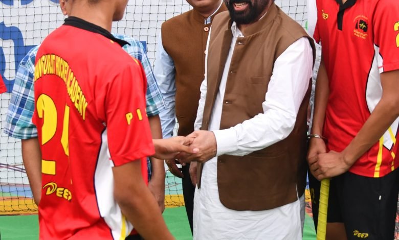 जालंधर से लंदन: अरविंद केजरीवाल और मुख्यमंत्री मान ने वैश्विक मैचों के लिए 25,000 रग्बी गेंदों की खेप को दिखाई हरी झंडी