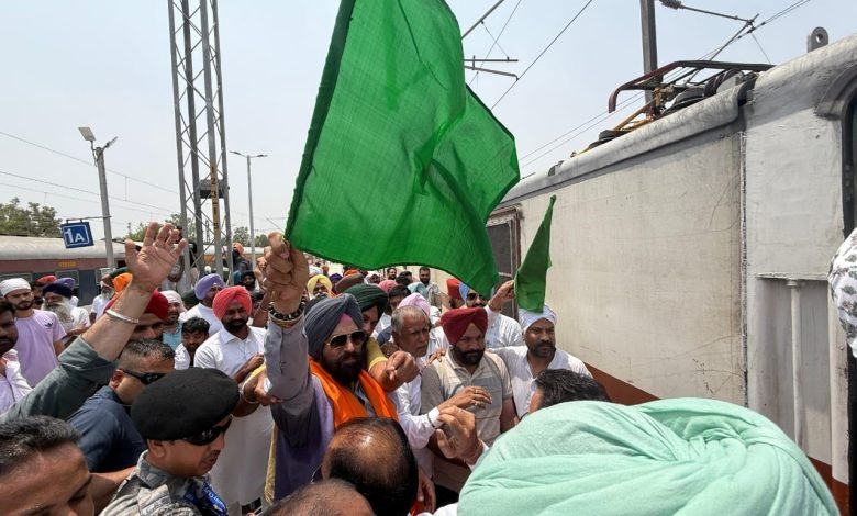 ਫਿਰੋਜ਼ਪੁਰ ਤੋਂ ਨਾਂਦੇੜ ਹਜੂਰ ਸਾਹਿਬ ਜਾਣ ਵਾਲੀ ਟ੍ਰੇਨ ਨੂੰ ਰਾਣਾ ਸੋਢੀ ਨੇ ਦਿੱਤੀ ਹਰੀ ਝੰਡੀਆਂ, ਟ੍ਰੇਨ ਚਲਣ ਤੋਂ ਪਹਿਲਾਂ ਕੀਤੀ ਗਈ ਅਰਦਾਸ