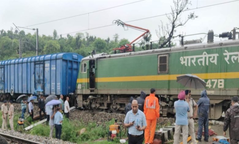 ਪਠਾਨਕੋਟ ਆ ਰਹੀ ਮਾਲ ਗੱਡੀ ਦੇ ਇੰਜਣ ਸਮੇਤ 3 ਡੱਬੇ ਮਾਧੋਪੁਰ ਰੇਲਵੇ ਸਟੇਸ਼ਨ ਨੇੜੇ ਲੀਹਾਂ ਤੋਂ ਲੱਥੇ