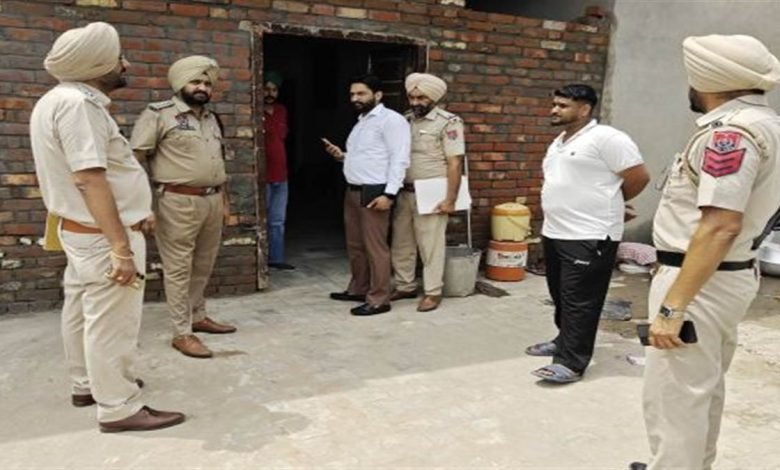 ਗੰਗਾ ਦੇ ਖ਼ੇਤਾਂ ’ਚ ਗ਼ੈਰਕਾਨੂੰਨੀ ਢੰਗ ਨਾਲ ਚੱਲਦੇ ਨਸ਼ਾ ਛੁਡਾਊ ਕੇਂਦਰ ਦਾ ਪਰਦਾਫਾਸ, 29 ਵਿਅਕਤੀਆਂ ਨੂੰ ਛੁਡਾਇਆ