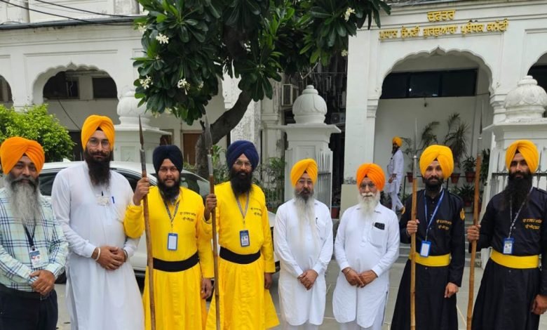 ਨੀਲੇ ਤੇ ਪੀਲੇ ਚੋਲਿਆਂ 'ਚ ਨਜ਼ਰ ਆਉਣਗੇ ਸ੍ਰੀ ਹਰਿਮੰਦਰ ਸਾਹਿਬ ਦੇ ਸੇਵਾਦਾਰ ਨੀਲੇ ਤੇ ਪੀਲੇ ਚੋਲਿਆਂ 'ਚ ਨਜ਼ਰ ਆਉਣਗੇ ਸ੍ਰੀ ਹਰਿਮੰਦਰ ਸਾਹਿਬ ਦੇ ਸੇਵਾਦਾਰ