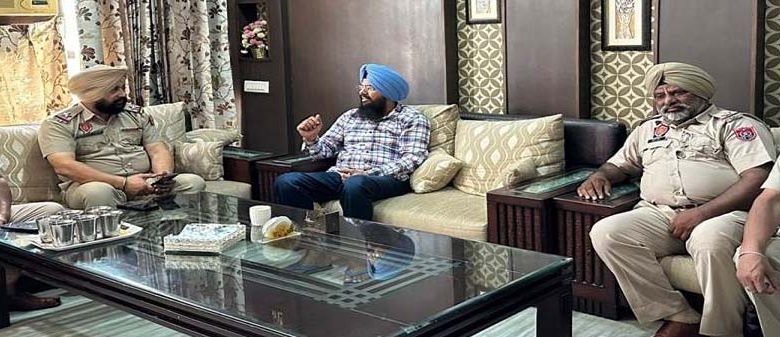 ਮੋਹਾਲੀ ਜਾਣ ਤੋਂ ਪਹਿਲਾਂ ਘਰ ’ਚ ਨਜ਼ਰਬੰਦ ਕੀਤੇ ਇਕਬਾਲ ਸਿੰਘ ਸੰਧੂ ਨੇ ਕੋਸੀ ਸਰਕਾਰ