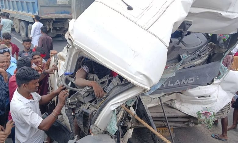 ਦੋ ਟਰੱਕਾਂ ਦੀ ਆਹਮੋ-ਸਾਹਮਣੇ ਟੱਕਰ, ਡਰਾਈਵਰ ਦੀ ਮੌਤ ਤੇ ਸਹਿ-ਚਾਲਕ ਜ਼ਖ਼ਮੀ ਦੋ ਟਰੱਕਾਂ ਦੀ ਆਹਮੋ-ਸਾਹਮਣੇ ਟੱਕਰ, ਡਰਾਈਵਰ ਦੀ ਮੌਤ ਤੇ ਸਹਿ-ਚਾਲਕ ਜ਼ਖ਼ਮੀ