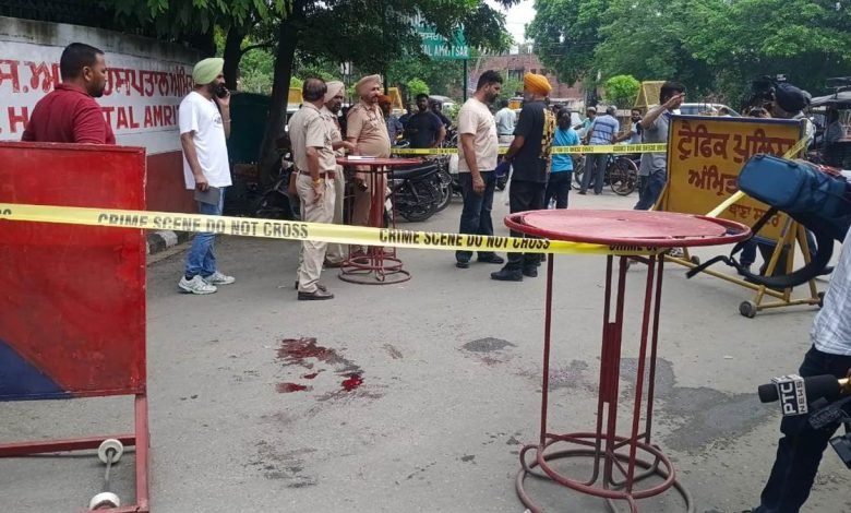 ਅੰਮ੍ਰਿਤਸਰ 'ਚ ਚੱਲੀਆਂ ਤਾਬੜਤੋੜ ਗੋਲ਼ੀਆਂ, ਸਾਬਕਾ DSP ਨੇ ਪੁੱਤਰ ਨੂੰ ਗੋਲੀ ਮਾਰ ਕੇ ਉਤਾਰਿਆ ਮੌਤ ਦੇ ਘਾਟ; ਪਹਿਲੀ ਪਤਨੀ ਤੇ ਨੂੰਹ ਜ਼ਖ਼ਮੀ