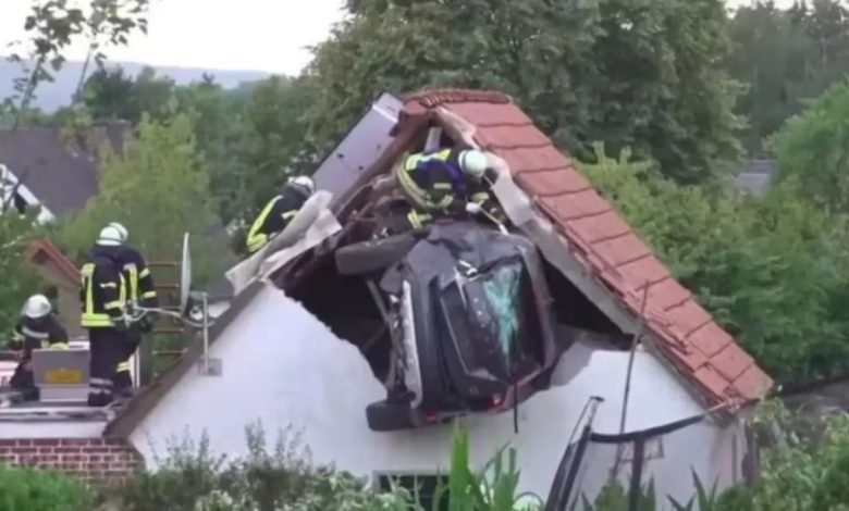 ਸੜਕ ਤੋਂ ਉੱਛਲ ਕੇ ਘਰ ਦੀ ਛੱਤ 'ਤੇ ਡਿੱਗੀ ਕਾਰ, ਬਗੀਚੇ 'ਚ ਖੇਡ ਰਹੇ ਬੱਚੇ ਨੂੰ ਮਾਰੀ ਟੱਕਰ