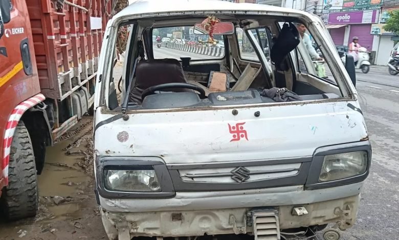 ਸਕੂਲ ਦੀ ਮਾਰੂਤੀ ਵੈਨ ਤੇ ਟਰੱਕ ਦੀ ਟੱਕਰ ਤੋਂ ਬਾਅਦ ਹੋਇਆ ਹੰਗਾਮਾ