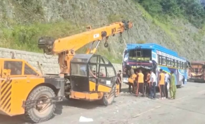 ਅਮਰਨਾਥ ਧਾਮ ਜਾ ਰਹੇ ਸ਼ਰਧਾਲੂ ਨਾਲ ਵਾਪਰਿਆ ਭਾਣਾ, ਆਪਸ 'ਚ ਟਕਰਾਈਆਂ 5 ਬੱਸਾਂ; 36 ਜ਼ਖ਼ਮੀ ਅਮਰਨਾਥ ਧਾਮ ਜਾ ਰਹੇ ਸ਼ਰਧਾਲੂ ਨਾਲ ਵਾਪਰਿਆ ਭਾਣਾ, ਆਪਸ 'ਚ ਟਕਰਾਈਆਂ 5 ਬੱਸਾਂ; 36 ਜ਼ਖ਼ਮੀ