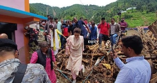 तबाही के बाद मंडी पहुंचीं सांसद कंगना रनौत, राज्य सरकार पर साधा निशाना, कहा- मदद अब तक केवल केंद्र से