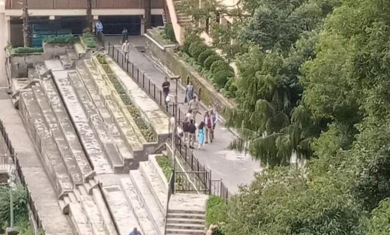 ਸ਼ਿਮਲਾ 'ਚ ਤਿੰਨ ਨਿੱਜੀ ਸਕੂਲਾਂ ਨੂੰ ਬੰਬ ਨਾਲ ਉਡਾਉਣ ਦੀ ਧਮਕੀ, ਪੁਲਿਸ ਟੀਮ ਸਰਚ ਆਪਰੇਸ਼ਨ 'ਚ ਜੁਟੀ ਸ਼ਿਮਲਾ 'ਚ ਤਿੰਨ ਨਿੱਜੀ ਸਕੂਲਾਂ ਨੂੰ ਬੰਬ ਨਾਲ ਉਡਾਉਣ ਦੀ ਧਮਕੀ, ਪੁਲਿਸ ਟੀਮ ਸਰਚ ਆਪਰੇਸ਼ਨ 'ਚ ਜੁਟੀ