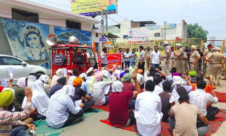 ਬੇਰੁਜ਼ਗਾਰ ਅਧਿਆਪਕਾਂ ਨੇ ਘੇਰੀ ਅਮਨ ਅਰੋੜਾ ਦੀ ਕੋਠੀ