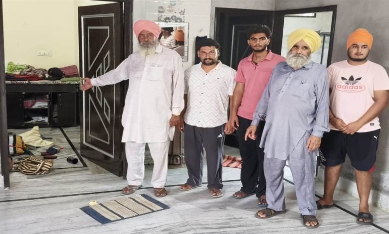 ਘਰ ’ਚੋਂ ਸੋਨਾ ਤੇ ਨਕਦੀ ਚੋਰੀ, ਲੱਖਾਂ ਦਾ ਨੁਕਸਾਨ ਘਰ ’ਚੋਂ ਸੋਨਾ ਤੇ ਨਕਦੀ ਚੋਰੀ, ਲੱਖਾਂ ਦਾ ਨੁਕਸਾਨ