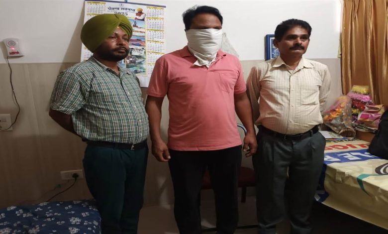 ਬਰਨਾਲਾ ਦੇ ਬੀਡੀਪੀਓ ਦਫਤਰ 'ਚੋਂ ਨਰੇਗਾ ਸੈਕਟਰੀ ਵਿਜੀਲੈਂਸ ਨੇ ਦਬੋਚਿਆ