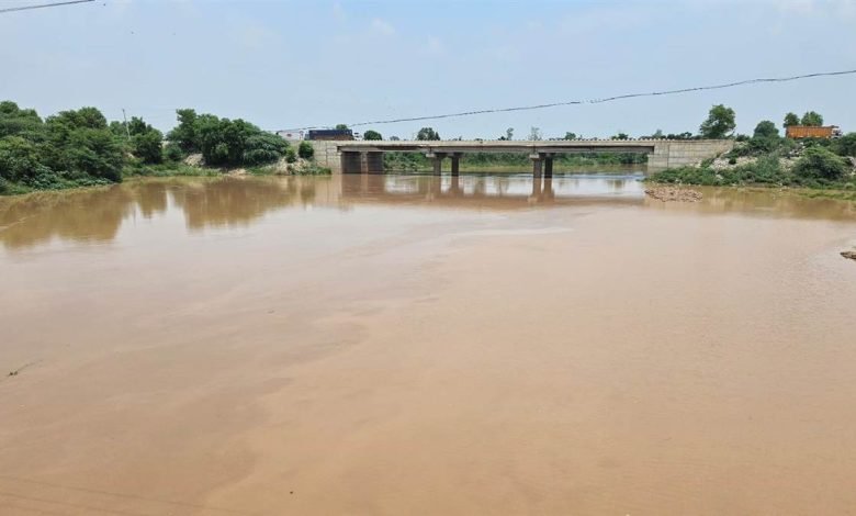 ਘੱਗਰ ਦੇ ਲਗਾਤਾਰ ਵਧ ਰਹੇ ਪਾਣੀ ਦੇ ਪੱਧਰ ਨੇ ਚਿੰਤਾ 'ਚ ਡੁਬੋਏ ਲੋਕ, 748 ਫੁੱਟ 'ਤੇ ਹੈ ਖਤਰੇ ਦਾ ਨਿਸ਼ਾਨ