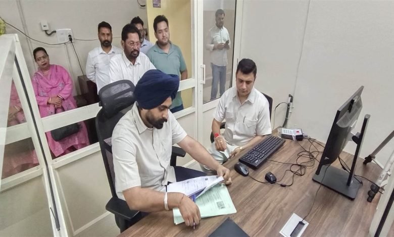 ਈਜ਼ੀ ਰਜਿਸਟਰੀ ਟ੍ਰਾਇਲ ਦਾ ਪਹਿਲਾ ਦਿਨ : ਤਿੰਨ ਮਿੰਟਾਂ ’ਚ ਦਸਤਾਵੇਜ਼ ਅਪਲੋਡ, ਸੱਤ ਮਿੰਟਾਂ ’ਚ ਰਜਿਸਟ੍ਰੇਸ਼ਨ ਈਜ਼ੀ ਰਜਿਸਟਰੀ ਟ੍ਰਾਇਲ ਦਾ ਪਹਿਲਾ ਦਿਨ : ਤਿੰਨ ਮਿੰਟਾਂ ’ਚ ਦਸਤਾਵੇਜ਼ ਅਪਲੋਡ, ਸੱਤ ਮਿੰਟਾਂ ’ਚ ਰਜਿਸਟ੍ਰੇਸ਼ਨ