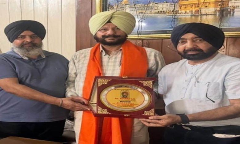 ਸੇਵਾ ਮੁਕਤੀ ’ਤੇ ਏਐੱਮਓ ਰੋਸ਼ਨ ਲਾਲ ਨੂੰ ਸਾਥੀ ਅਧਿਕਾਰੀਆਂ ਕੀਤਾ ਸਨਮਾਨਿਤ